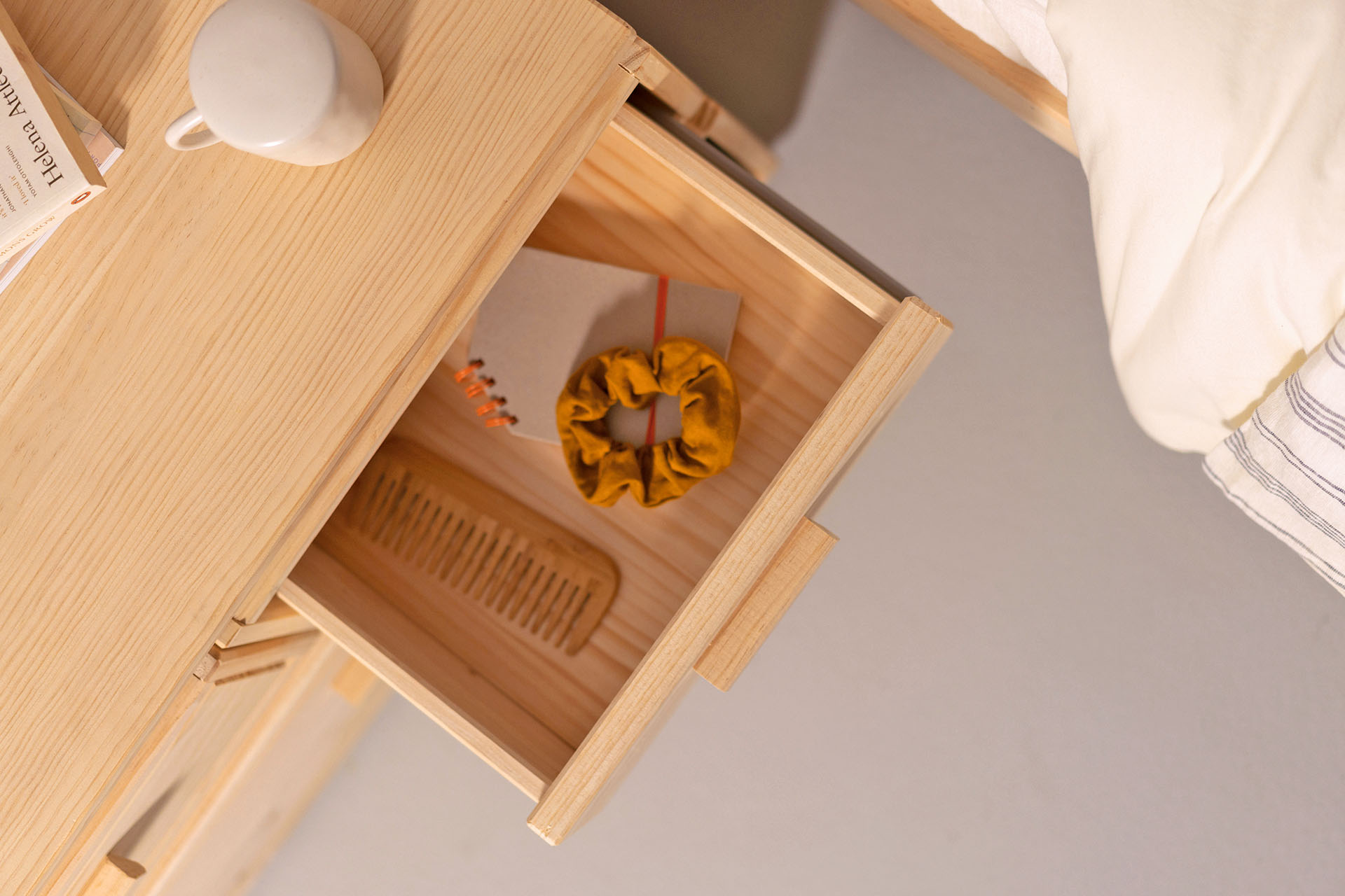 Imagen de ambiente 5 para:Vitrina con cajones de madera 